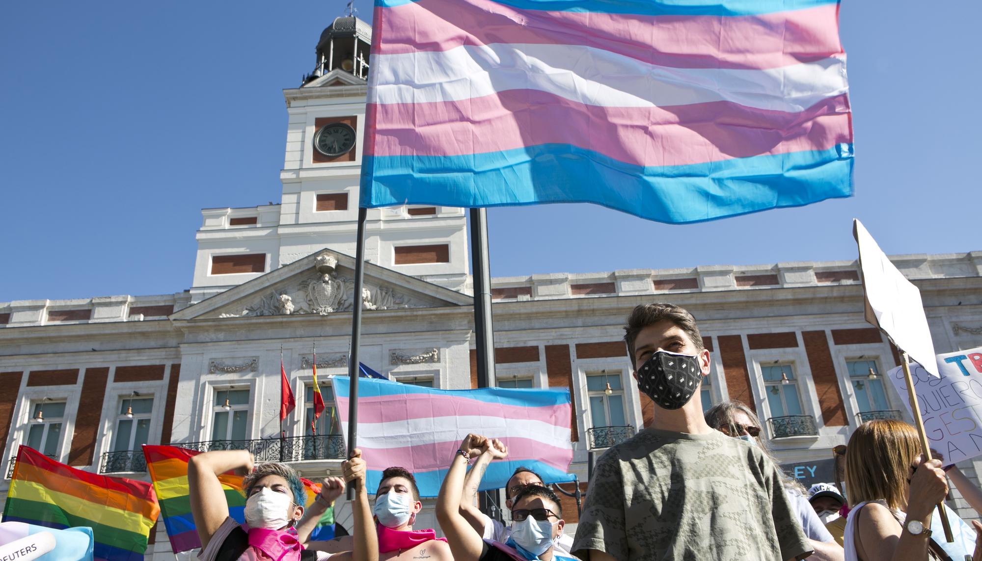 Familias Trans Aliadas se concentran en Sol para pedir una Ley Estatal Puerta del Sol
